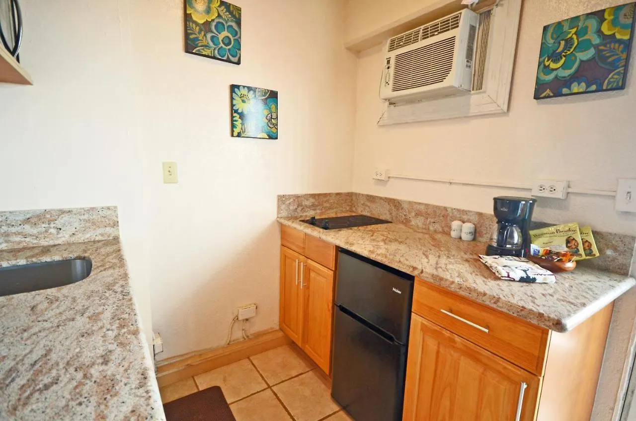Sea Shore 75 Steps From Waikiki Beach And Sleeps 1 - 3! Honolulu